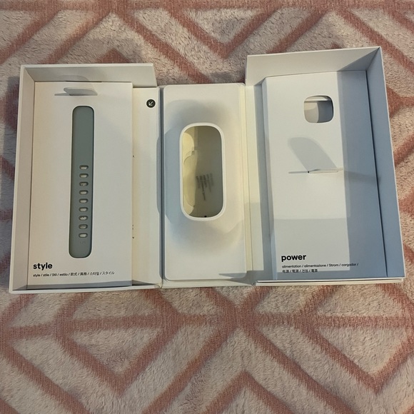 Fitbit Sense 2 like New still have the box - Picture 7 of 13